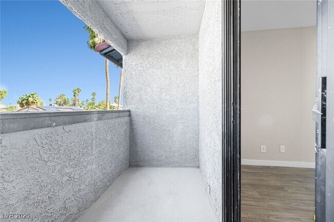 Building Photo - 5191 Caliente St
