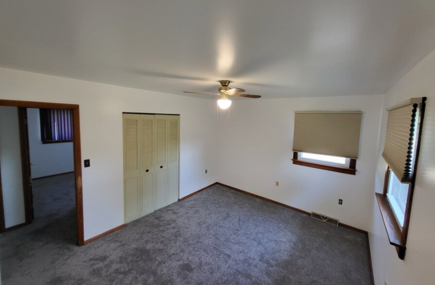 Building Photo - 33 Riverview Dr