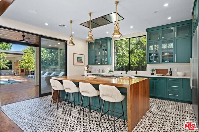 Building Photo - 5922 Oakdale Ave