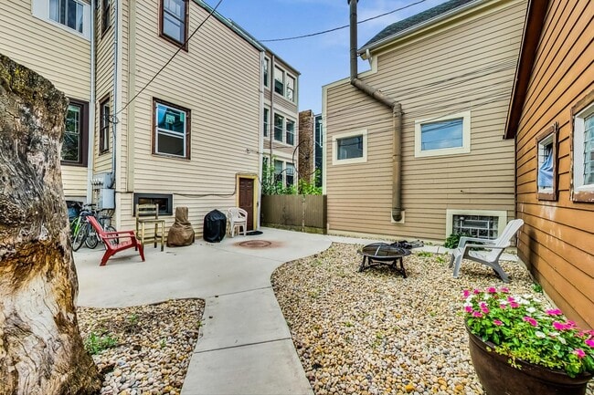 Building Photo - 3940 N Marshfield Ave