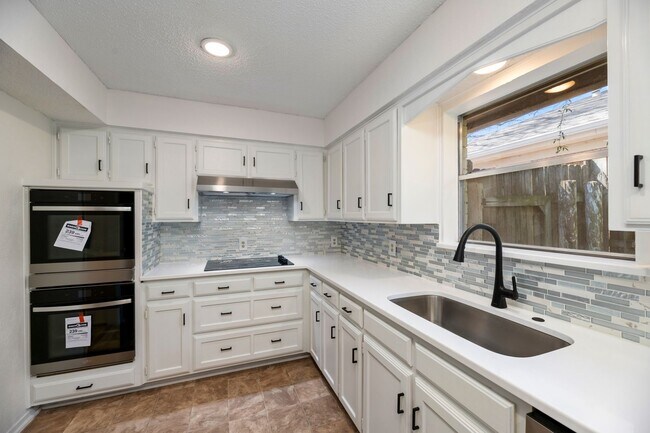 Building Photo - AVAILABLE NOW! BEAUTIFUL 3 BEDROOM HOME LO...