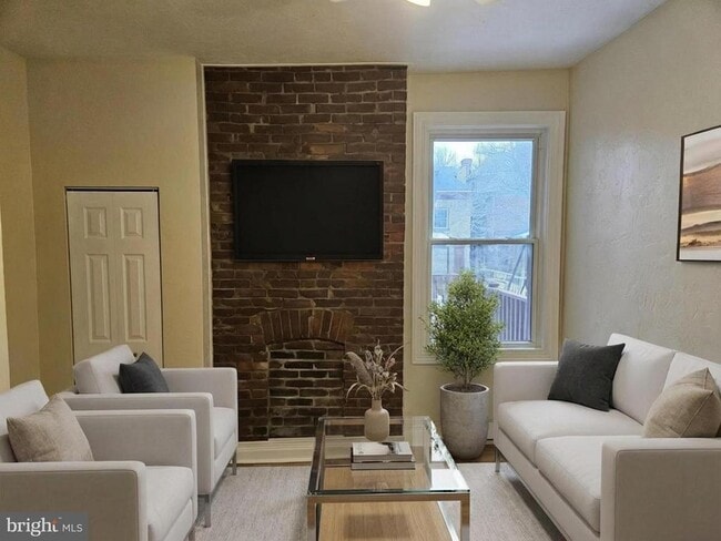 Building Photo - 246 S St Clair St