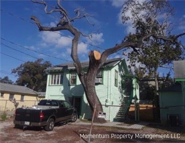 Building Photo - Quaint 2BR/1BA  2nd Floor Apartment- Apply Today- FOR FREE!