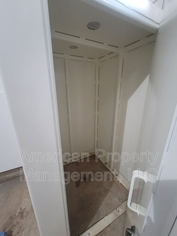 Building Photo - 121 N Salt Creek Dr
