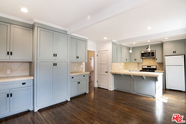 Building Photo - 6329 W 6th St