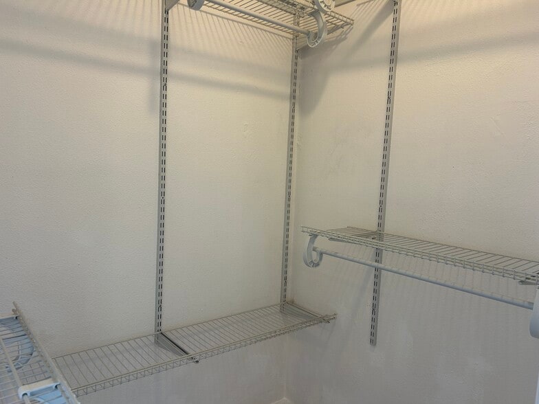 Building Photo - 187 Oakridge Dr