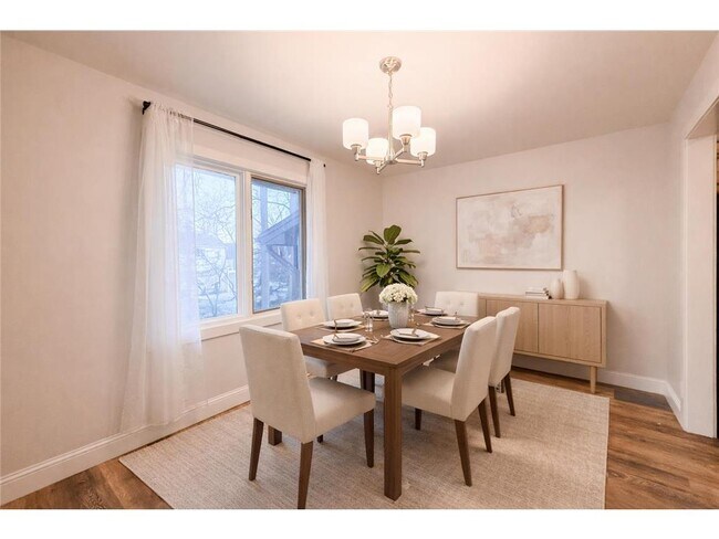 Building Photo - 1042 E Circle Dr