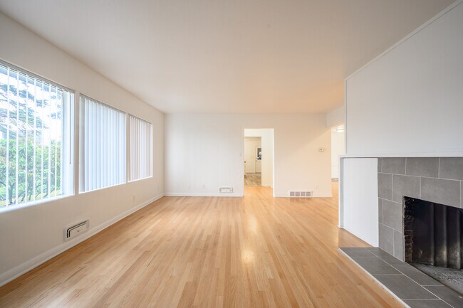 Building Photo - Tigard York
