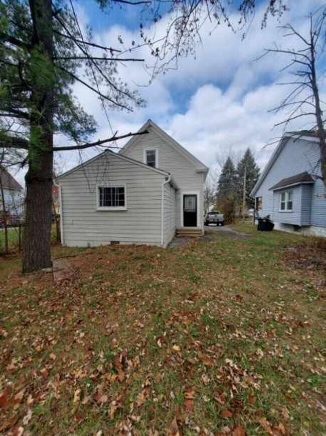 Building Photo - Charming 4-Bedroom Property in Prime Location