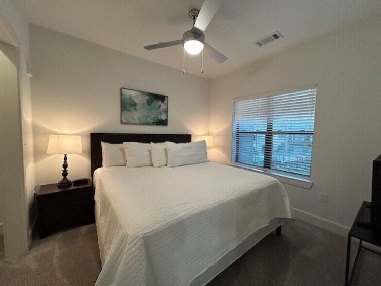 Building Photo - 455 Legends Pl