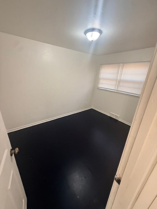 Building Photo - Charming 3 Bedroom 1 Bath Rent Ready!!!