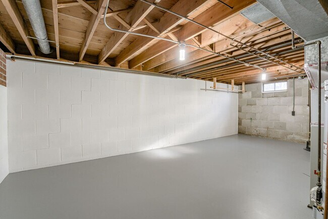 Building Photo - UPDATED 2 Bedroom Duplex With Garage!!