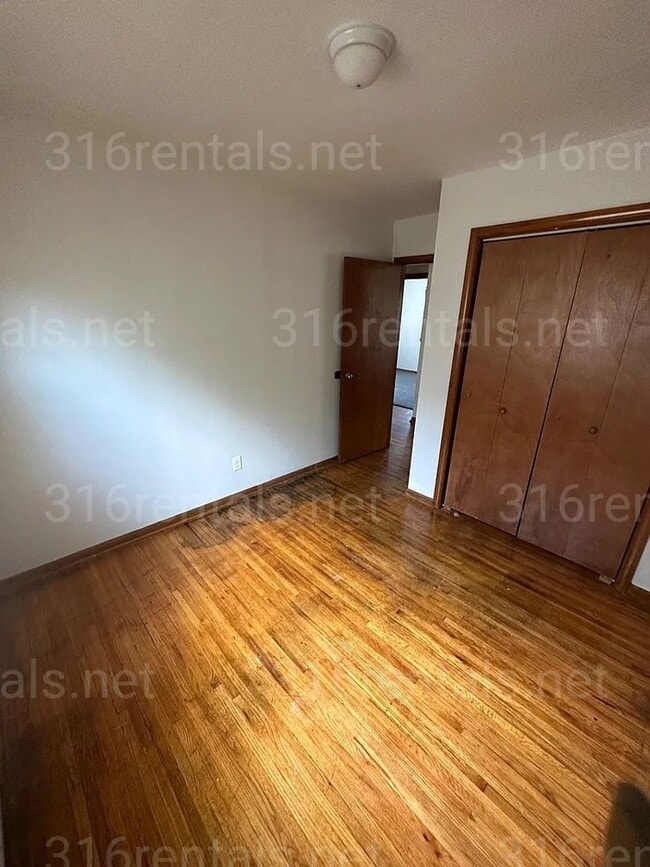 Building Photo - $1,025 - 4 bedroom / 1 bathroom - Single F...