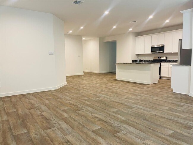 Building Photo - 4404 Aspen Rd