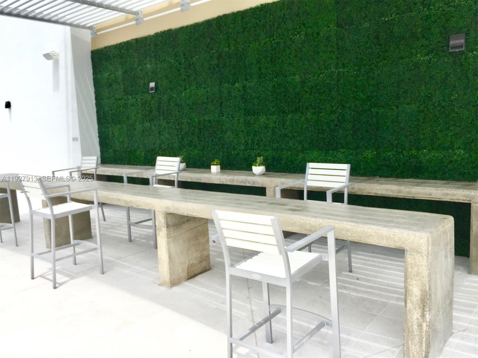 Building Photo - 1010 SW 2nd Ave