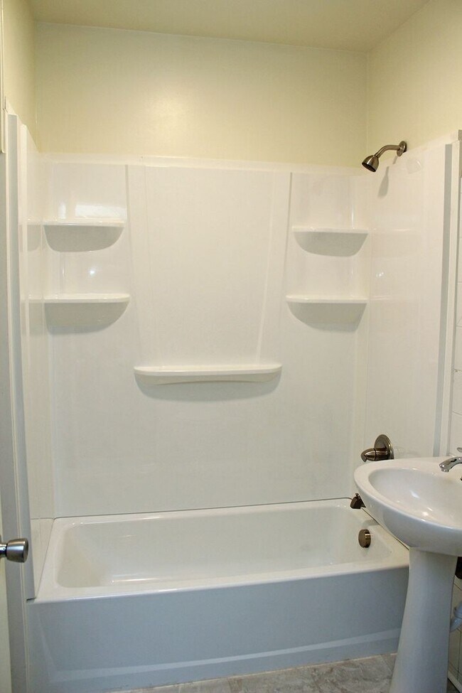 Building Photo - Cute Roseway Bungalow
