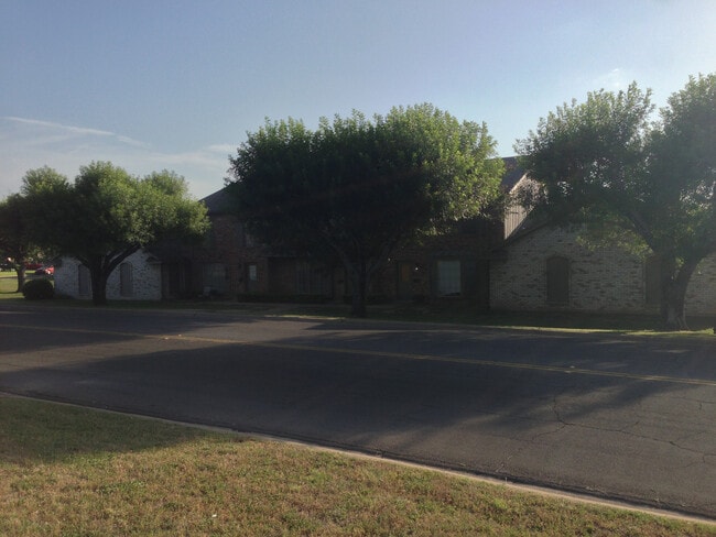 Building Photo - Townhome *LEASING SPECIAL AVAILABLE*