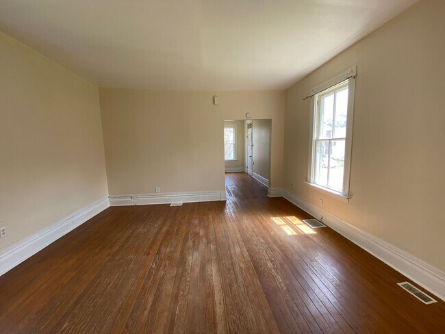 Building Photo - Great Location! Must See!