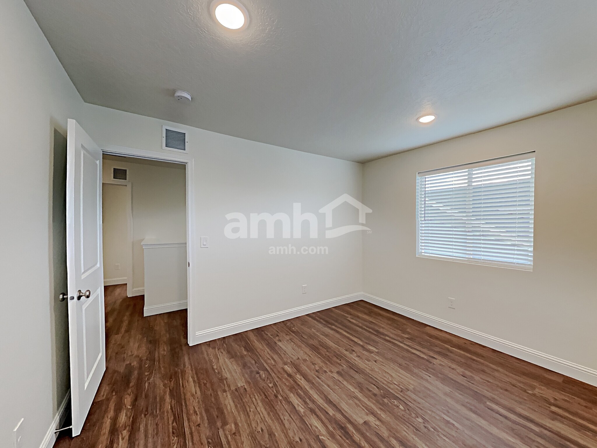 Building Photo - 2440 E Surry Way