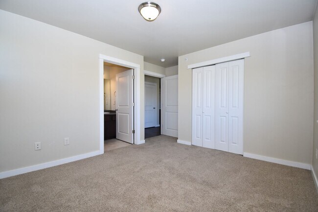 Building Photo - Beautiful Baxter Springs Condo with detach...