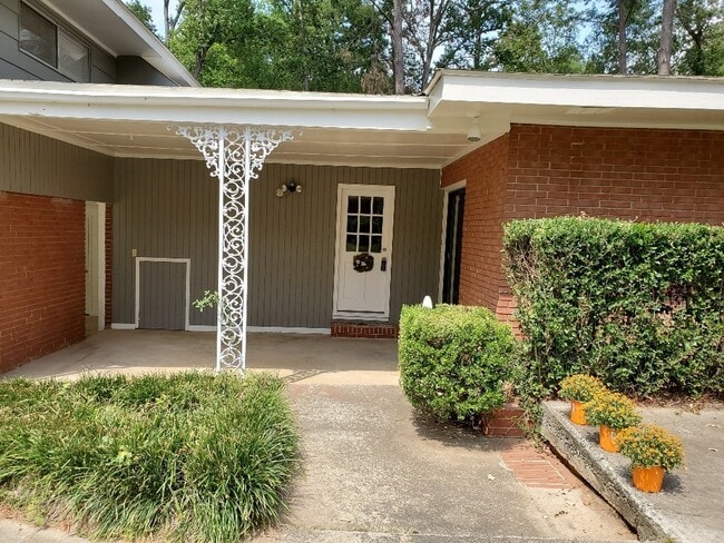 Building Photo - Newly Remodeled Mid Century Style Home!!