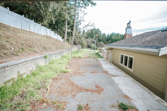 Building Photo - Spacious 4-Bedroom Home with Stunning Hilltop Views in Fortuna, CA