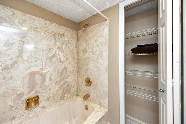 Building Photo - 736 Island Way
