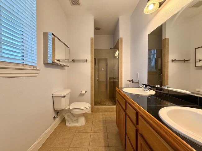 Building Photo - 1402 Parker Ln