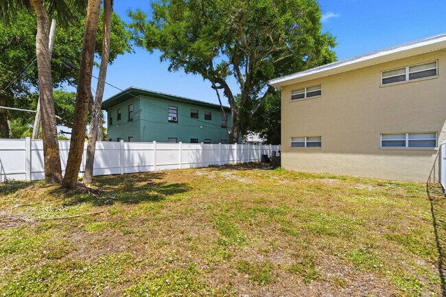 Building Photo - Updated 2-bedroom apartment in St. Petersburg offering 650 square feet of refreshed living space ...