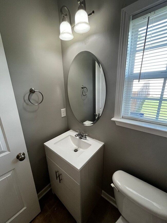 Building Photo - Modern Amenities. Urban Location. Sophisti...
