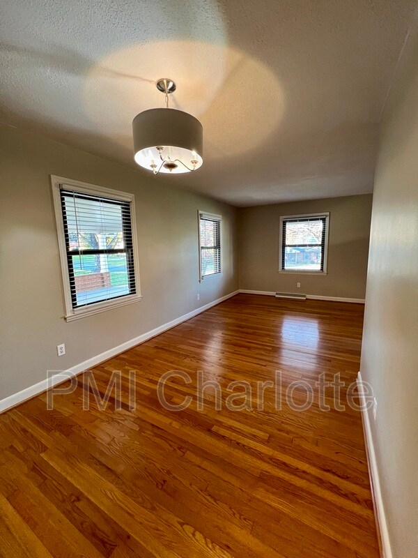 Building Photo - 528 Carolina Ave N