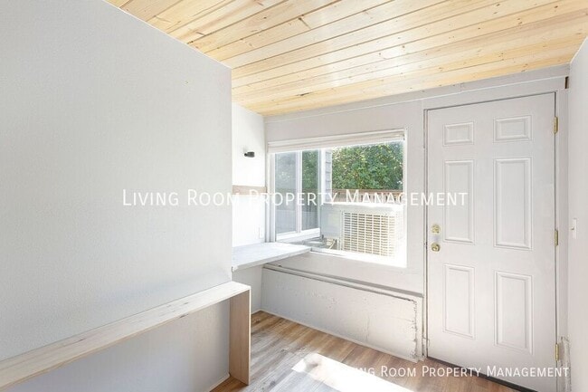 Building Photo - 6601 SW Canyon Dr