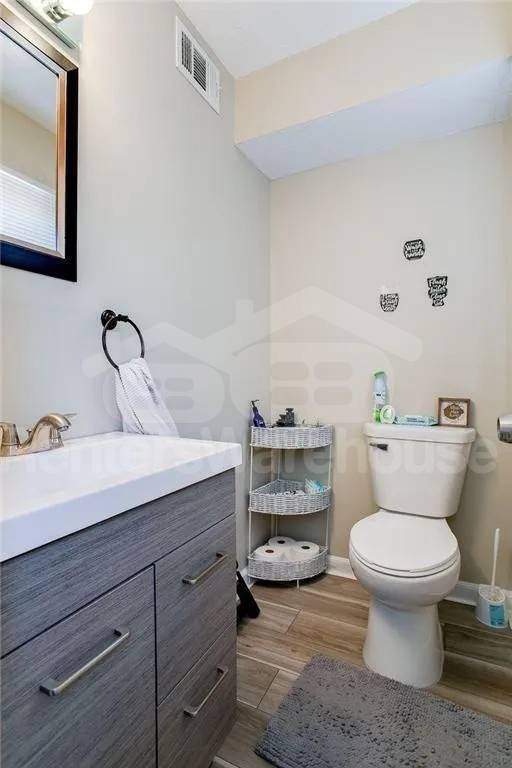 Building Photo - 2 Bed 1.5 Bath End Unit Townhome