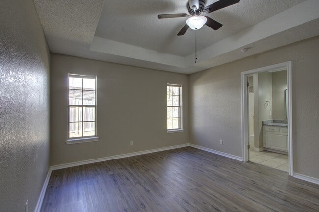 Building Photo - 118 Val Verde Trail