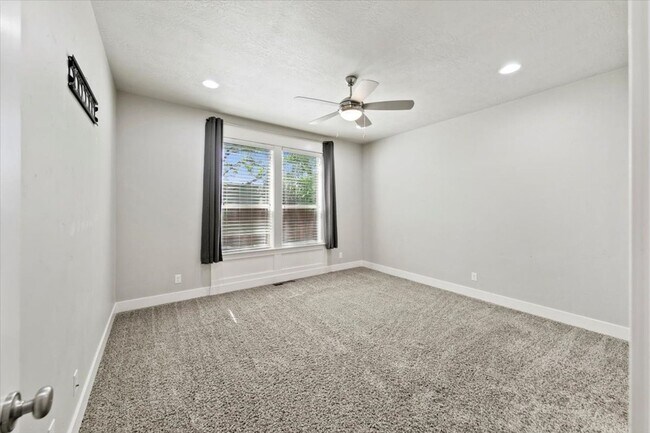 Building Photo - Stylish 4-Bed + Loft Just Minutes from The...