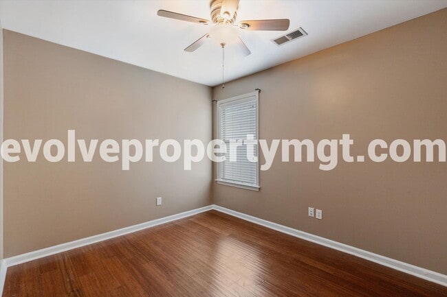 Building Photo - 1250 Island Pl E