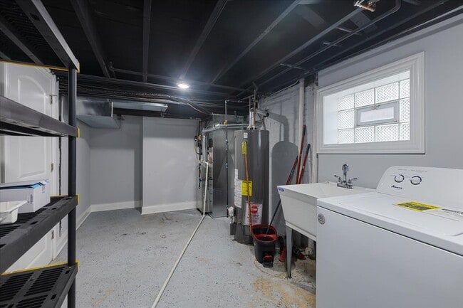 Building Photo - 9107 S Dante Ave