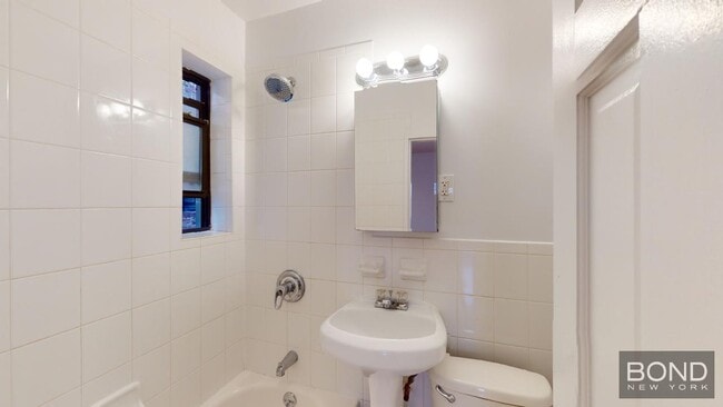 Building Photo - 332 E 93rd St