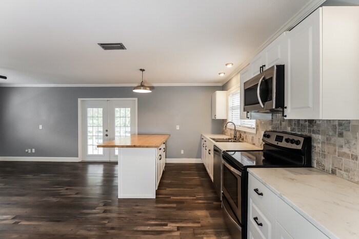 Building Photo - 1209 NE 6th Ct