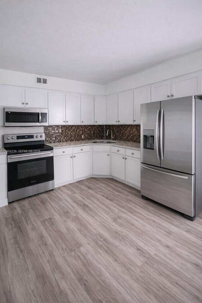 Building Photo - 1175 NE Miami Gardens Dr