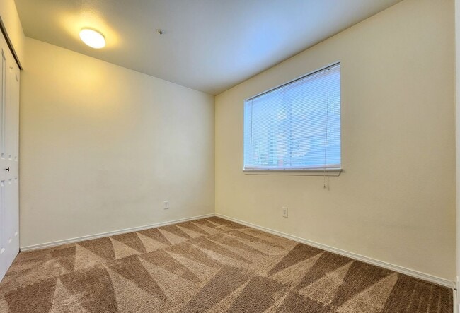 Building Photo - 2 Bed/ 2 Bath Condo Everett Near Boeing and Paine Airport
