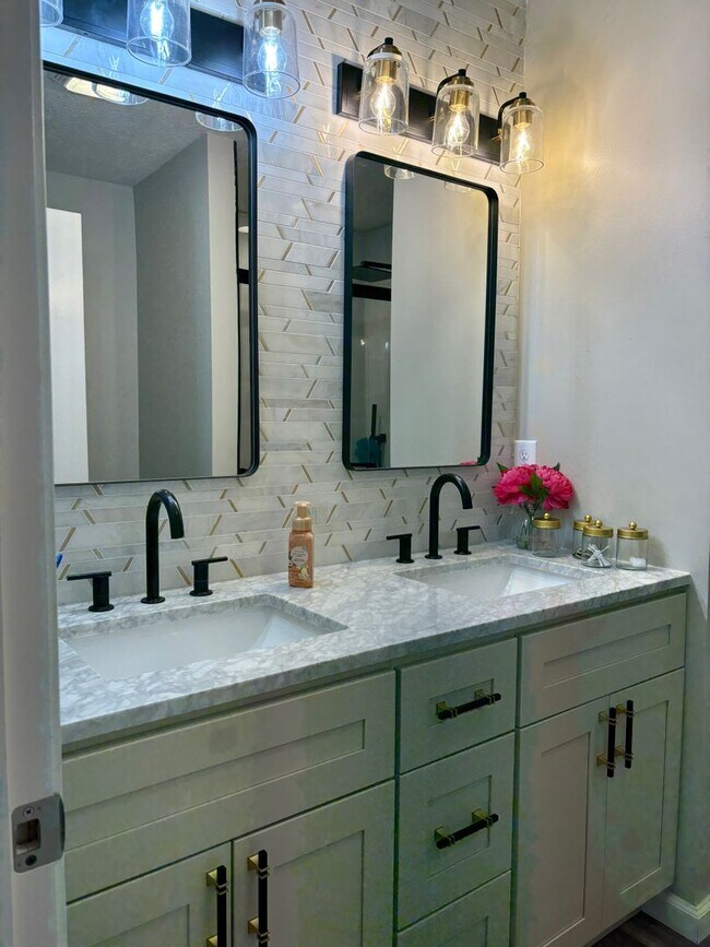 Building Photo - Luxury Meets Comfort: 4 Bed Lafayette Home with Master Retreat, Entertainers Kitchen, & Fenced-In...
