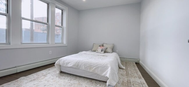 Building Photo - 66 Romaine Ave