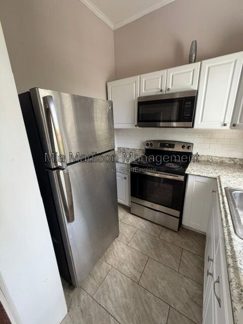 Building Photo - 305 W 39th St