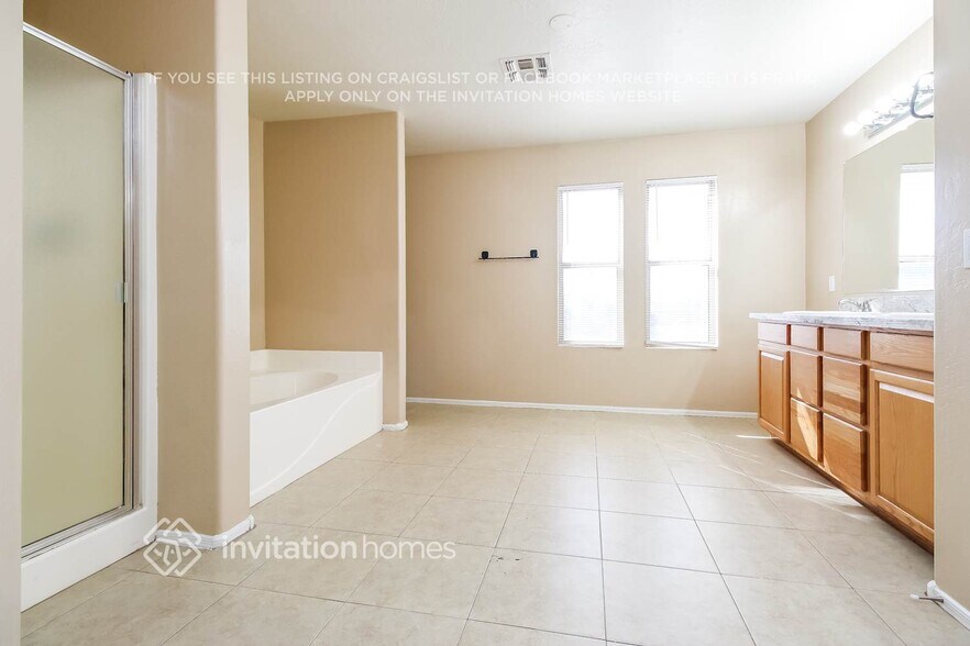 Building Photo - 11458 E Ramblewood Ave