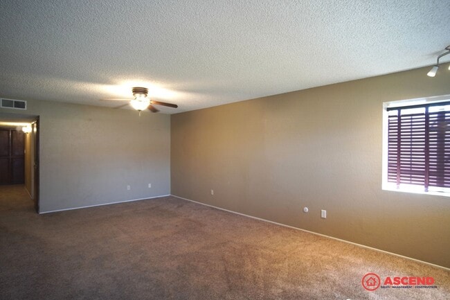 Building Photo - Charming home is Oildale!