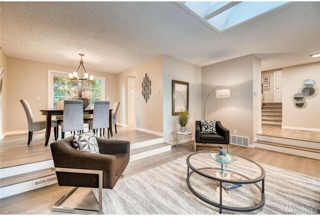 Building Photo - Kirkland Location, Charming 3 Bedroom - 1....