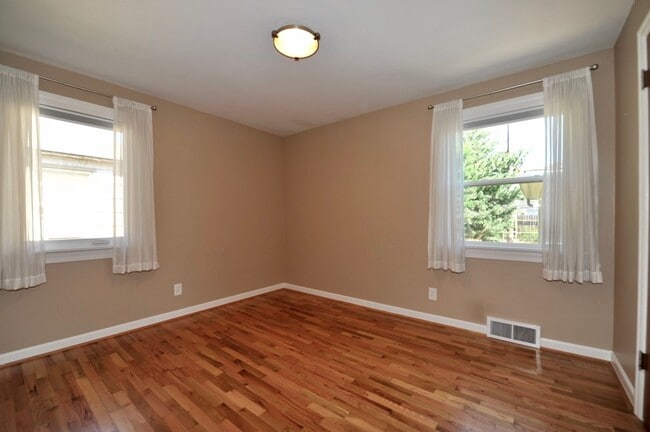 Building Photo - Charming 2 bed 1 bath bungalow with 2nd living room