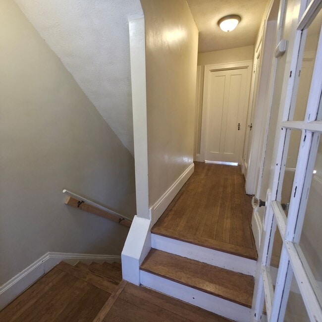 Building Photo - BEAUTIFUL 4 BEDROOM TUDOR STYLE HOME IN EUCLID