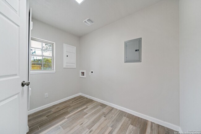 Building Photo - Charming Home Awaits: Spacious & Modern Li...